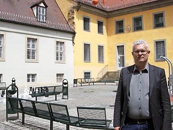 Innenhof mit Schach, Trainingsgerät und Sitzbänken: Ulrich Mann leitet die Justizvollzugsanstalt Bamberg mit der angeschlossenen Anstalt Kronach.  Fotos: Sebastian Schanz