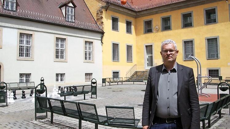 Innenhof mit Schach, Trainingsgerät und Sitzbänken: Ulrich Mann leitet die Justizvollzugsanstalt Bamberg mit der angeschlossenen Anstalt Kronach.  Fotos: Sebastian Schanz