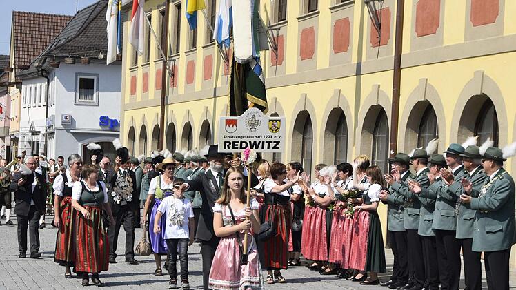 Vor dem Rathaus defilierte der Zug an der gastgebenden Gesellschaft vorbei und marschierte zu Festplatz. Foto: Andreas Welz