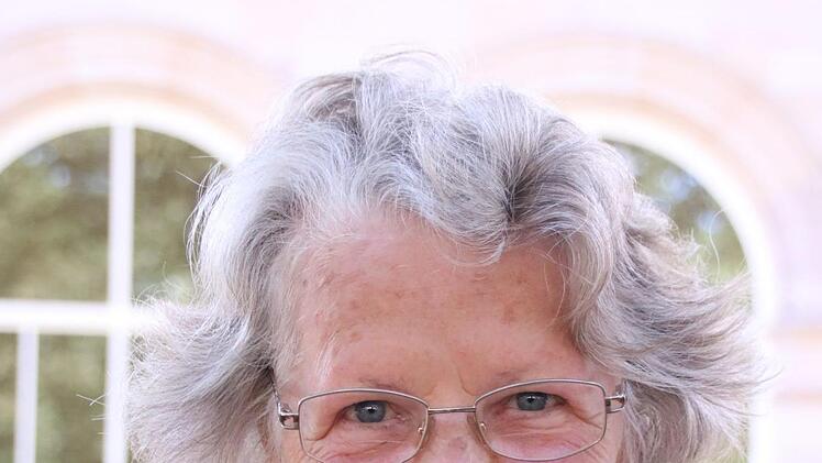 Die 82-jährige Ruth Mohr ist öfters in der Kurstadt anzutreffen.  Gerade entspannt sie sich mit ihrem Mann auf einer schattigen Bank im Kurgarten. "Aktuell machen wir hier noch  Urlaub bis Montag", erzählt sie.  Dass das Rakoczy-Fest an diesem Wochenende stattfindet, war der 82-Jährigen vor dem Urlaub nicht klar: "Der Busfahrer hat uns darauf hingewiesen, dass es stattfindet." Ein Highlight für das Festwochenende haben sich die Mohrs bereits ausgesucht: "Uns wurde ans Herz gelegt, zum Festumz...