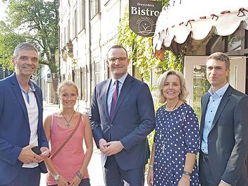 Michael Thiem und Nadine G&ouml;tz, eine Studentin, die eine Bachelorarbeit &uuml;ber dieses Thema schreibt, besprachen sich mit Minister Jens Spahn, der Erlanger Stadtr&auml;tin Alexandra Wunderlich und MdB Stefan M&uuml;ller (von links).  Foto: Oliver E. Reitinger