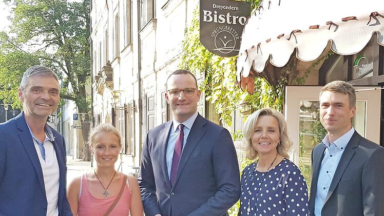 Michael Thiem und Nadine G&ouml;tz, eine Studentin, die eine Bachelorarbeit &uuml;ber dieses Thema schreibt, besprachen sich mit Minister Jens Spahn, der Erlanger Stadtr&auml;tin Alexandra Wunderlich und MdB Stefan M&uuml;ller (von links).  Foto: Oliver E. Reitinger