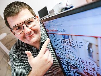 Die Seite ist online: Nun hofft der Mitwitzer Programmierer Tobias Mesch, dass sein soziales Netzerk Universify von den Nutzern auch angenommen und als Alternative zu Facebook gesehen wird. Foto: Marian Hamacher