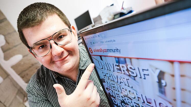Die Seite ist online: Nun hofft der Mitwitzer Programmierer Tobias Mesch, dass sein soziales Netzerk Universify von den Nutzern auch angenommen und als Alternative zu Facebook gesehen wird. Foto: Marian Hamacher