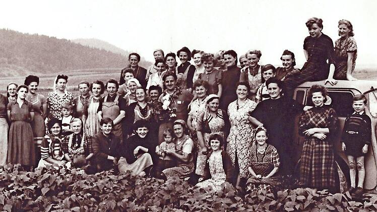 1965 feierte Anton Steinl seinen 40. Geburtstag und seine Erntehelferinnen und einige Ferienarbeiter gratulierten.