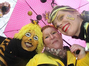 Bienchen unter dem Regenschirm:  Mit guter Laune lässt sich dem Wetter bestens trotzen. Bernhard Panzer
