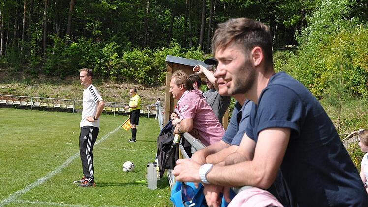 W&auml;hrend im Hintergrund noch Arne Schmidt dirigiert, holt sich Seybold erste Kenntnisse zur DJK  Weingarts. Foto: Leo H&uuml;hnlein