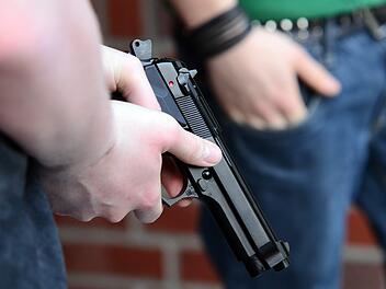 Bamberg: Junge Männer schießen auf Frau (19) - Jugendlicher entreißt Fingernagel