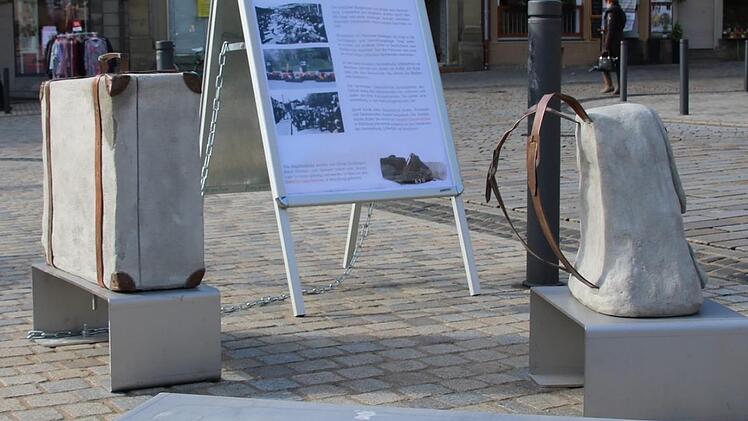 Koffer und Rucksack stehen aktuell alleine da: An der Rolle reparieren die Künstler einen kleinen Riss. Foto: Ralf Ruppert