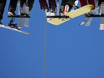 Vorzeitiges Ende eines Skikurses: Wegen des Corona-Virus mussten Kissinger Realsch&uuml;ler vorzeitig aus Tirol heimgeholt werden.  Foto: Karl-Josef Hildenbrand/dpa