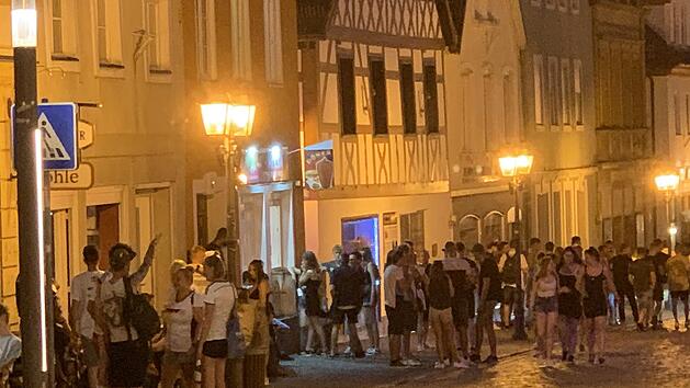 Die Obere Stadt ist ein Tummelplatz für den Nachwuchs. "Wo soll  die Jugend auch hin?", fragt Heinz Seyferth, Jahrgang 1947, der weiß, dass in Kulmbach heute, anders als früher, nicht viel geboten ist.