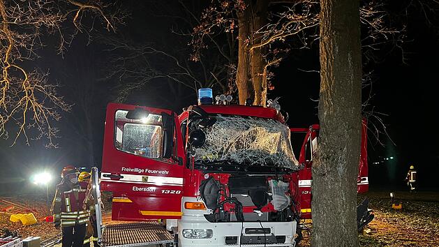 Sechs Verletzte nach Unfall mit Feuerwehrfahrzeug auf Einsatzfahrt