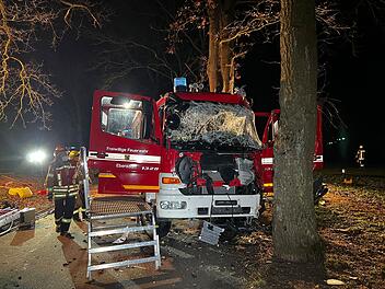 Sechs Verletzte nach Unfall mit Feuerwehrfahrzeug auf Einsatzfahrt