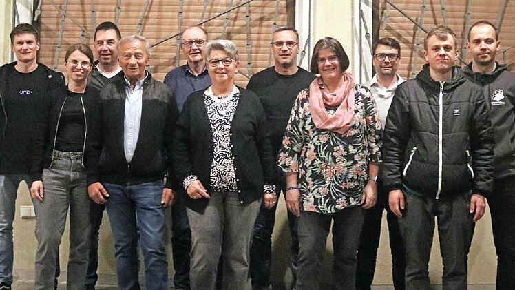 Ehrungen standen beim FC Einigkeit Rottershausen an: (von links) Christian Stahl, Ulrike Kiesel, Harry Erhard, Werner Metzler, Martin Staab, Gabriele Kanz, Thomas Schmitt, Michaela Schmitt, Martin Seufert, Luca Greubel und Johannes Kanz.
