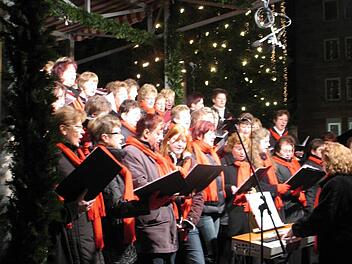 Ob in dicke Jacken eingepackt oder in Tracht gehüllt: Die Sängerinnen des Landfrauenchors treffen in jeder Kleidung den richtigen Ton. Fotos: privat