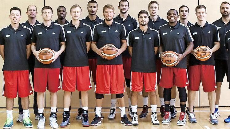 Das Baunacher Team für die Saison in der 2. Liga ProA (von links): Betreuerin Anna Bayer, Steffen Walde, Teammanager Jörg Mausolf, Alex Engel, Anthony Lee, Jörg Dippold, Johannes Thiemann, Steffen Hamann, Dennis Kramer, Oscar Alvarado, Logan Stutz, Marcos Knight, Dino Dizdarevic, Andi Obst, Headcoach Ivan Pavic, Co-Trainer Thomas Lorber. Foto: Kilian Schmitt