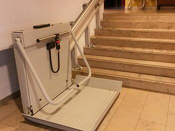 Mit einem solchen Treppenlift, wie er sich an der Grundschule in Weismain bewährt hat, werden ab dem nächsten Schuljahr auch an der Mittelschule Altenkunstadt Rollstuhlfahrer von einem Geschoss ins nächste befördert. Der Gemeinderat gab grünes Licht dafür.  Foto: privat
