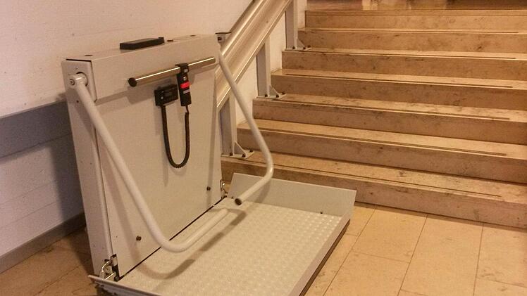 Mit einem solchen Treppenlift, wie er sich an der Grundschule in Weismain bewährt hat, werden ab dem nächsten Schuljahr auch an der Mittelschule Altenkunstadt Rollstuhlfahrer von einem Geschoss ins nächste befördert. Der Gemeinderat gab grünes Licht dafür.  Foto: privat