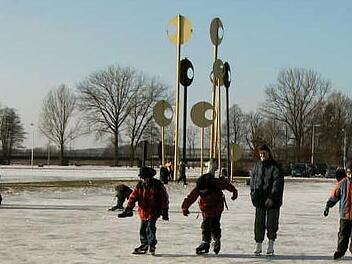 Im Januar 2003 standen die Windfahnen in den Höchstadter Aischwiesen noch, wenige Monate Später wurden sie abgebaut. Foto: Andreas Dorsch (Archiv)
