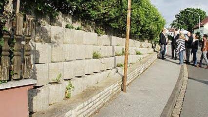 Diese Pflanzsteine am Bechhofener Weg dürfen durch eine Mauer am Gehsteigrand ersetzt werden.