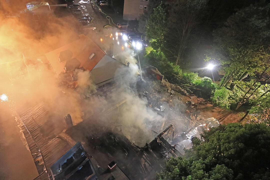 Ein Feuer hat die Diskothek "Rosenau" in Bayreuth völlig zerstört. Acht Menschen wurden verletzt. Der Brand ist unter Kontrolle.