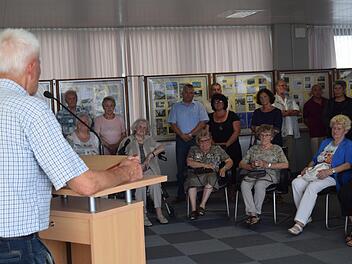 Burkhard Grempel, Vorsitzender der Sammler- und Briefmarkenfreunde, eröffnet die Ausstellung, die schon am ersten Tag gut besucht wurde. Foto: Daniela Pondelicek