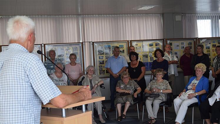 Burkhard Grempel, Vorsitzender der Sammler- und Briefmarkenfreunde, eröffnet die Ausstellung, die schon am ersten Tag gut besucht wurde. Foto: Daniela Pondelicek