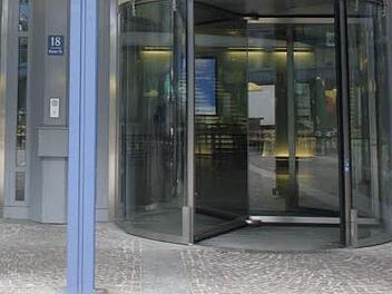 Eine Drehtür kann schon mal ihre Tücken haben - besonders, wenn sie abgesperrt ist ... Symbolfoto: Archiv