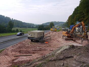 Zwischen der Abfahrt bei Haarbrücken und Mönchröden (im Hintergrund) stabilisiert eine  Baufirma derzeit den Hang neben der Bundesstraße 4. Dort werden noch in diesem Jahr die Widerlager für eine Brücke errichtet.Berthold Köhler
