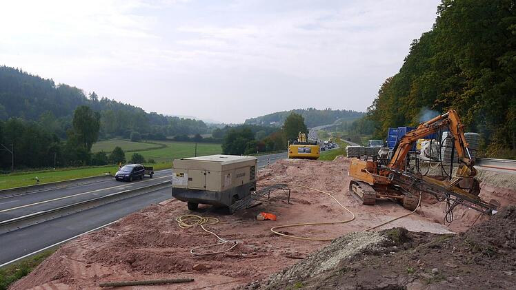 Zwischen der Abfahrt bei Haarbrücken und Mönchröden (im Hintergrund) stabilisiert eine  Baufirma derzeit den Hang neben der Bundesstraße 4. Dort werden noch in diesem Jahr die Widerlager für eine Brücke errichtet.Berthold Köhler