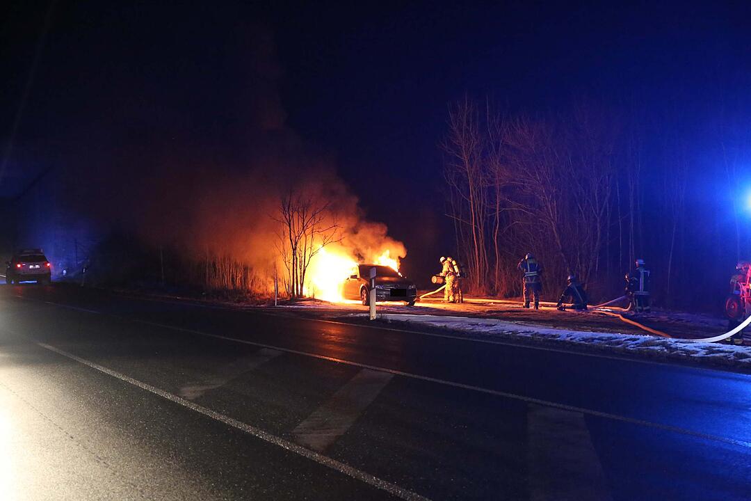 Oberfranken: Brandstiftung in Serie – mehrere Autos und Container brennen