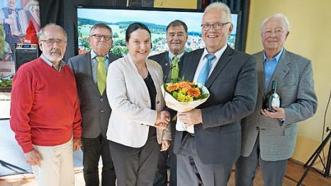 Bürgermeister Hans Tischhöfer (mit Blumen) gratulierte der Vorsitzenden Ulla Hofmann zur würdigen Jubiläumsfeier. Weiter im Bild (von links) Peter Munk, Norbert Müller, Rudi Kurz und Hans Jürgen Schiphorst. Foto und Repro: Bruno Preißinger
