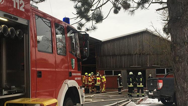 Ein Großaufgebot der Feuerwehr war zum Brand beim Schwarzacher Reiterhof angerückt.