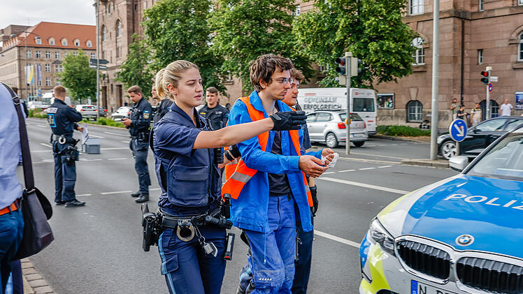 "Letzte Generation" in Nürnberg: Autofahrer rasten völlig aus - Video zeigt Gewalt gegen Klimakleber