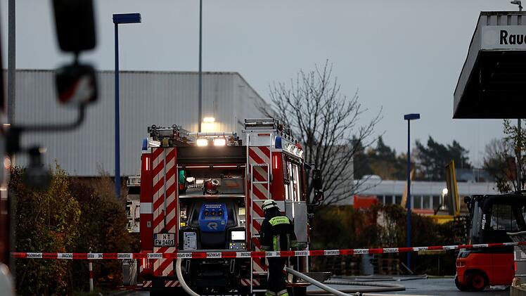 Feuerwehreinsatz in Nürnberger Betrieb - 82 Menschen müssen Gebäude verlassen