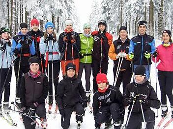 Im großen Bild oben trainieren unter anderem Kilian Leitschuh (vorne links) und Ricarda Eckert (vorne rechts) mit den  Mannschaften  des TSV Poppenhausen und des WSV Oberweißenbrunn. Auf dem unteren Bild sind beide Teams beim Langlauftraining zu sehen. Fotos: Marion Eckert
