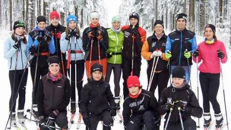 Im großen Bild oben trainieren unter anderem Kilian Leitschuh (vorne links) und Ricarda Eckert (vorne rechts) mit den  Mannschaften  des TSV Poppenhausen und des WSV Oberweißenbrunn. Auf dem unteren Bild sind beide Teams beim Langlauftraining zu sehen. Fotos: Marion Eckert