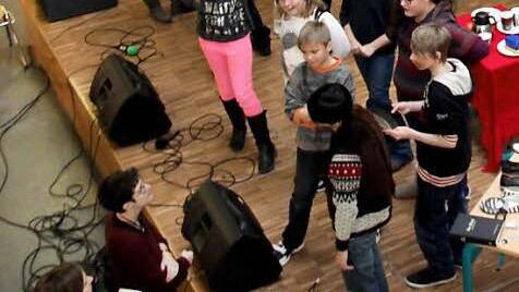 Katrin Ilg und Andrea Horner-Schmid (v. l. vor der Bühne) geben Instruktionen wie "schaut freundlich ..."