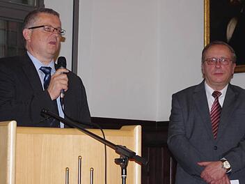 Bundesverfassungsrichter Peter Michael Huber beschrieb Europa als Herausforderung für das Bundesverfassungsgericht. Mit im Bild ist rechts Lions-Präsident Hans Hablitzel. Foto: Heike Schülein