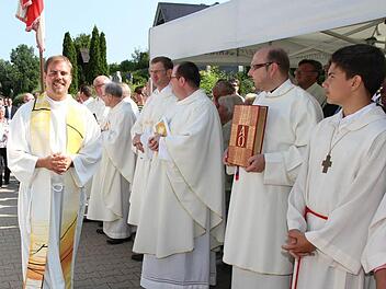 Johannes Saffer (l.) auf dem Weg in die Kirche Fotos: Erlwein