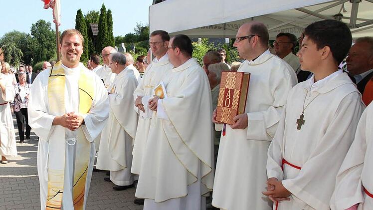 Johannes Saffer (l.) auf dem Weg in die Kirche Fotos: Erlwein