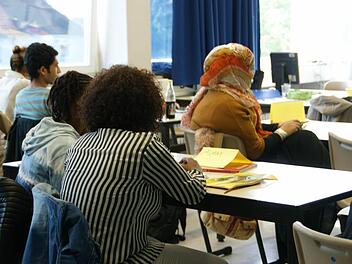 : Sechs Nationen und acht Sprachen treffen in der neu gebildeten Vorklasse zum Berufsintegrationsjahr an der Berufsschule Haßfurt zusammen. Zunächst steht hier die Sprache im Vordergrund, dann auch berufspraktische Orientierung.Foto: Sabine Weinbeer