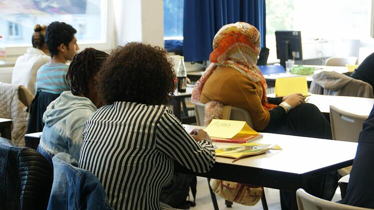 : Sechs Nationen und acht Sprachen treffen in der neu gebildeten Vorklasse zum Berufsintegrationsjahr an der Berufsschule Haßfurt zusammen. Zunächst steht hier die Sprache im Vordergrund, dann auch berufspraktische Orientierung.Foto: Sabine Weinbeer