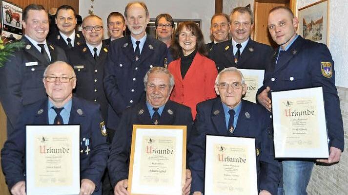 Langjährige Mitglieder ehrte die Feurwehr Ebneth-Hainweiher. vorne von links Norbert Kodisch, Max Düthorn, Andreas Schirmer, stehend von links Kreisbrandmeister Thomas Petterich, stellvertretender Stadtkommandant Michael Kannengießer, Kreisbrandrat Timm Vogler, stellvertretender Kommandant Tobias Rupprecht, Vorsitzender Dieter Schmiedel, Gerhard Erben, Bürgermeisterin Christine Frieß, Kommandant Thomas Rupprecht, Dieter Weid und Frank Hofmann Fotos: Ingrid Kohles