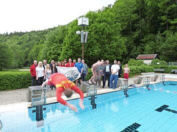 Das Anschwimmen der Badesaison erfolgte im Sommerbad wiederum durch die DLRG-Ortsgruppe Wirsberg. Foto: Werner reßaus