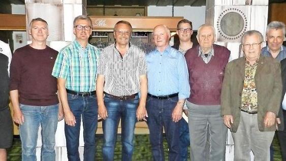 Der TSV Thurnau hat treue Mitglieder geehrt. Im Bild (von links) Kai Härtel, Rüdiger Pietsch, Roland Bock, Günther Niederalt, Barthel Lauterbach, Andreas Hahn, die Ehrenmitglieder Karl Englmann und Norbert Bernard, Vorsitzender Roland Härtel und Hans Schwender Foto: privat