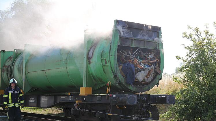 Mit Hilfe der Firma Klug und des THW wurde der Sperrmüll-Container entladen.