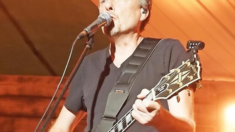 Albert Frey ist für seine moderne Lobpreismusik bekannt. Beim Missio-Camp stand er auf der Bühne mit neuen Songs und mit Klassikern.  Foto: Marion Eckert