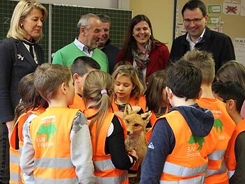 Neben den Kalendern und Warnwesten hatten die Vertreter des Kulmbacher Jägervereins auch Anschauungsmaterial in die Ziegelhüttener Grundschule mitgebracht - einen ausgestopften Fuchs etwa. Foto: privat