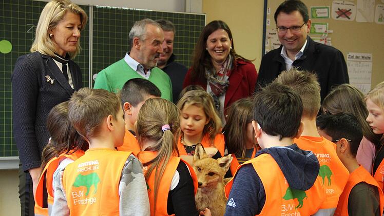 Neben den Kalendern und Warnwesten hatten die Vertreter des Kulmbacher Jägervereins auch Anschauungsmaterial in die Ziegelhüttener Grundschule mitgebracht - einen ausgestopften Fuchs etwa. Foto: privat